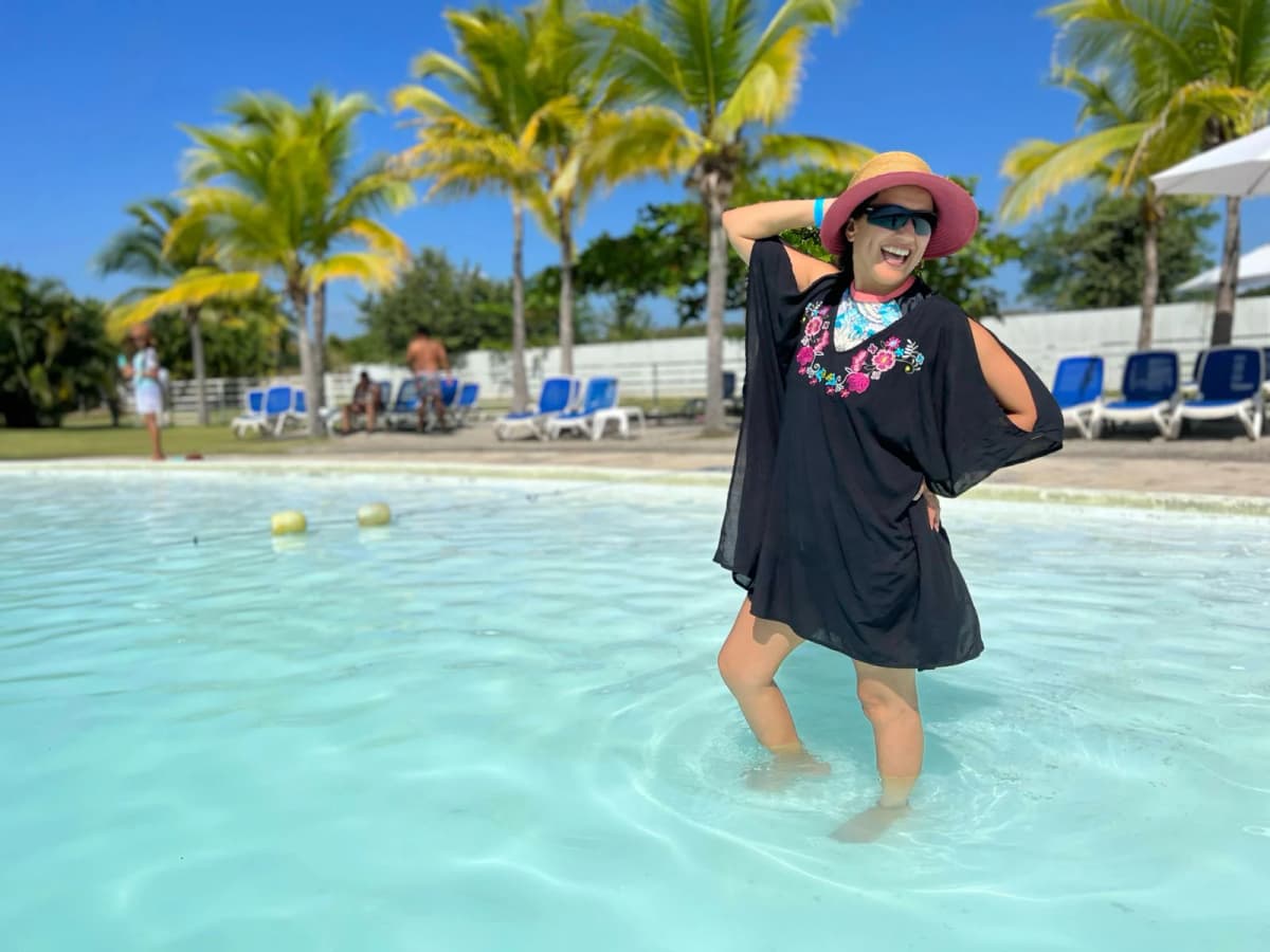 Sami at the swimming pool